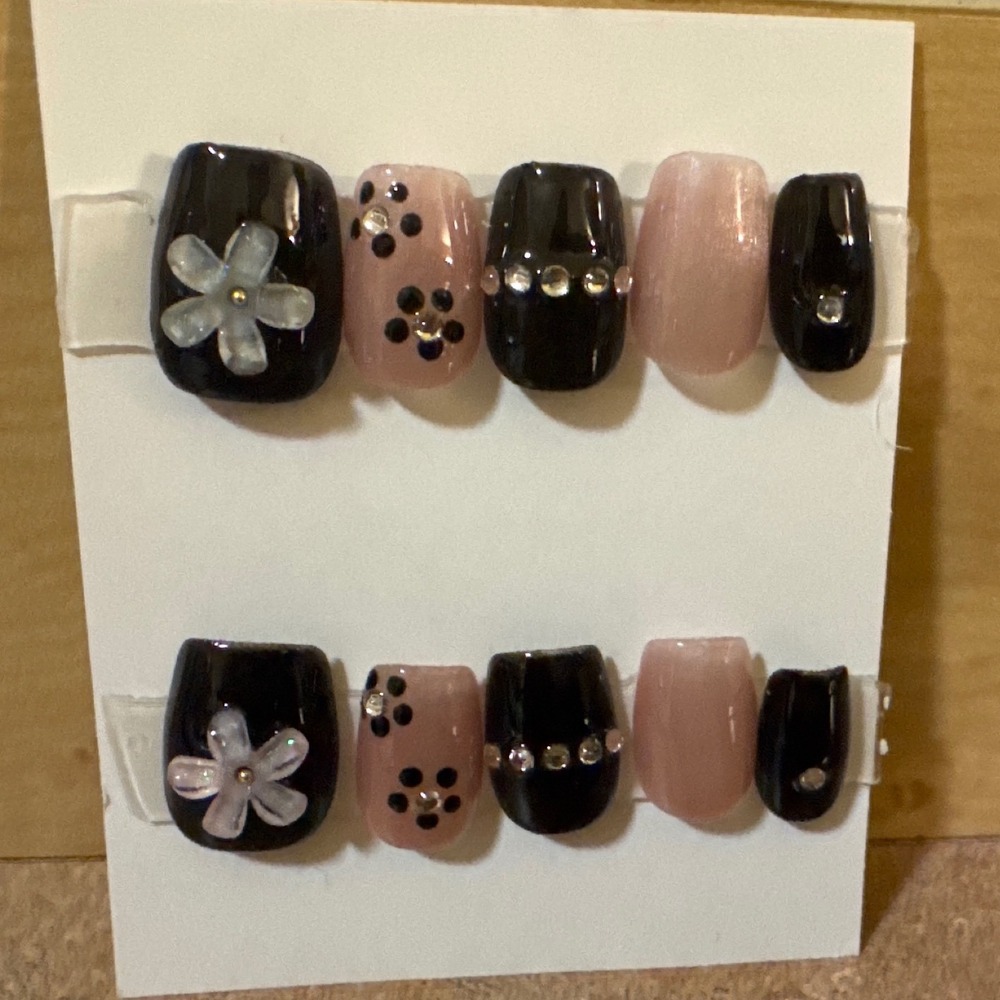 Black and Pink Press On Nails Short Square Floral Rhinestone 3D Flower Set